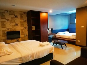 Habitación cuádruple estándar, para no fumadores | Caja de seguridad en la habitación, escritorio y wifi gratis 