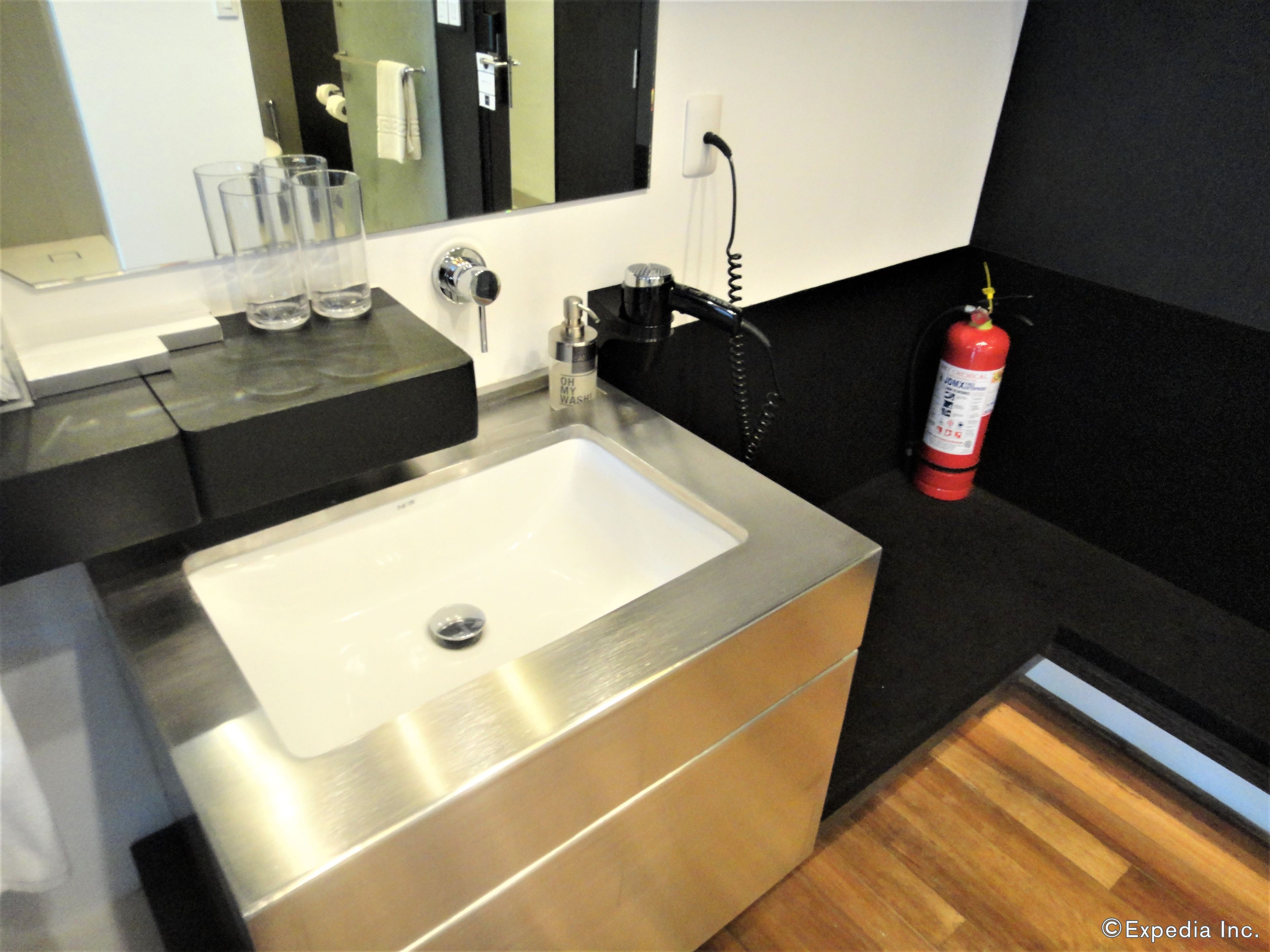 shower, rainfall showerhead, free toiletries, bidet