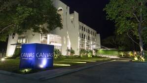 Um hotel moderno com uma placa em destaque que diz "CANVAS Boutique Hotel".
