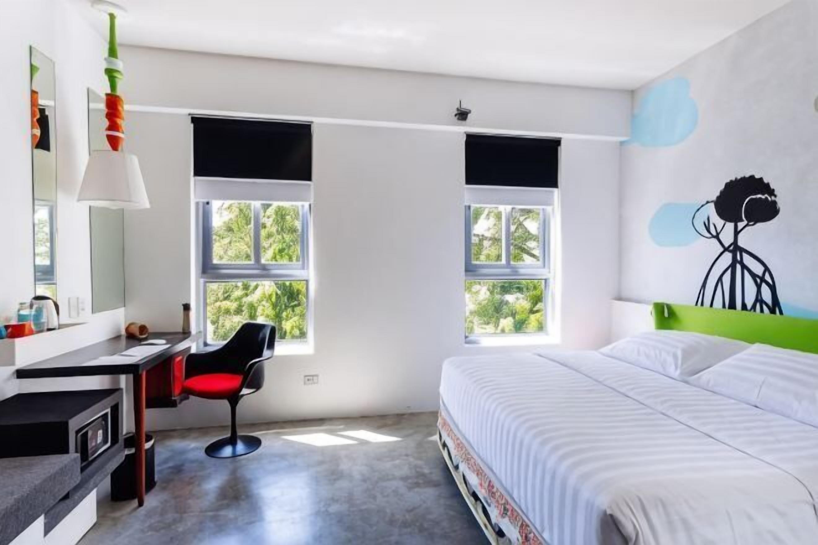 Ropa de cama de alta calidad y caja de seguridad en la habitación 