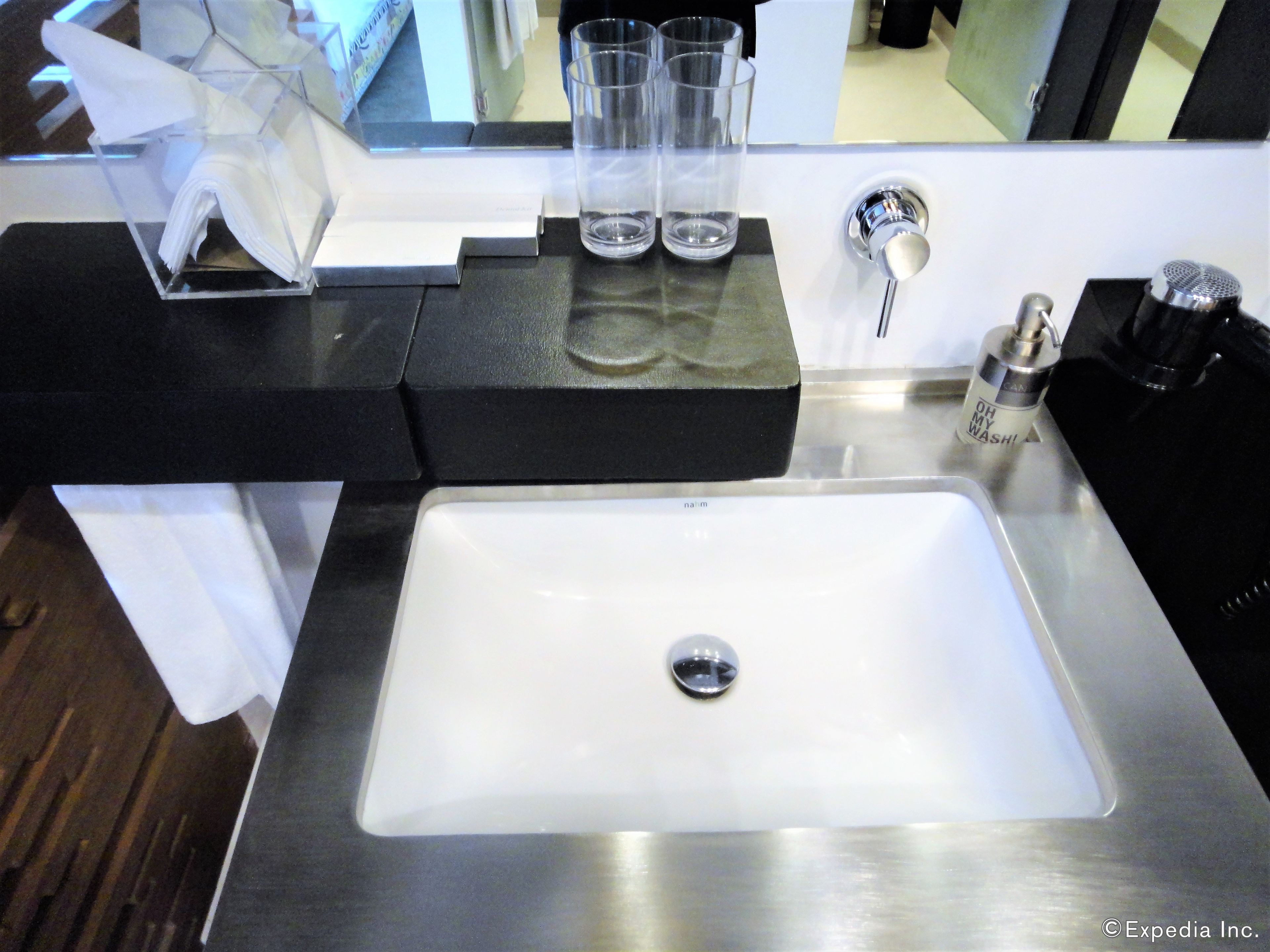 shower, rainfall showerhead, free toiletries, bidet