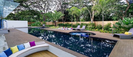 Piscine extérieure, chaises longues