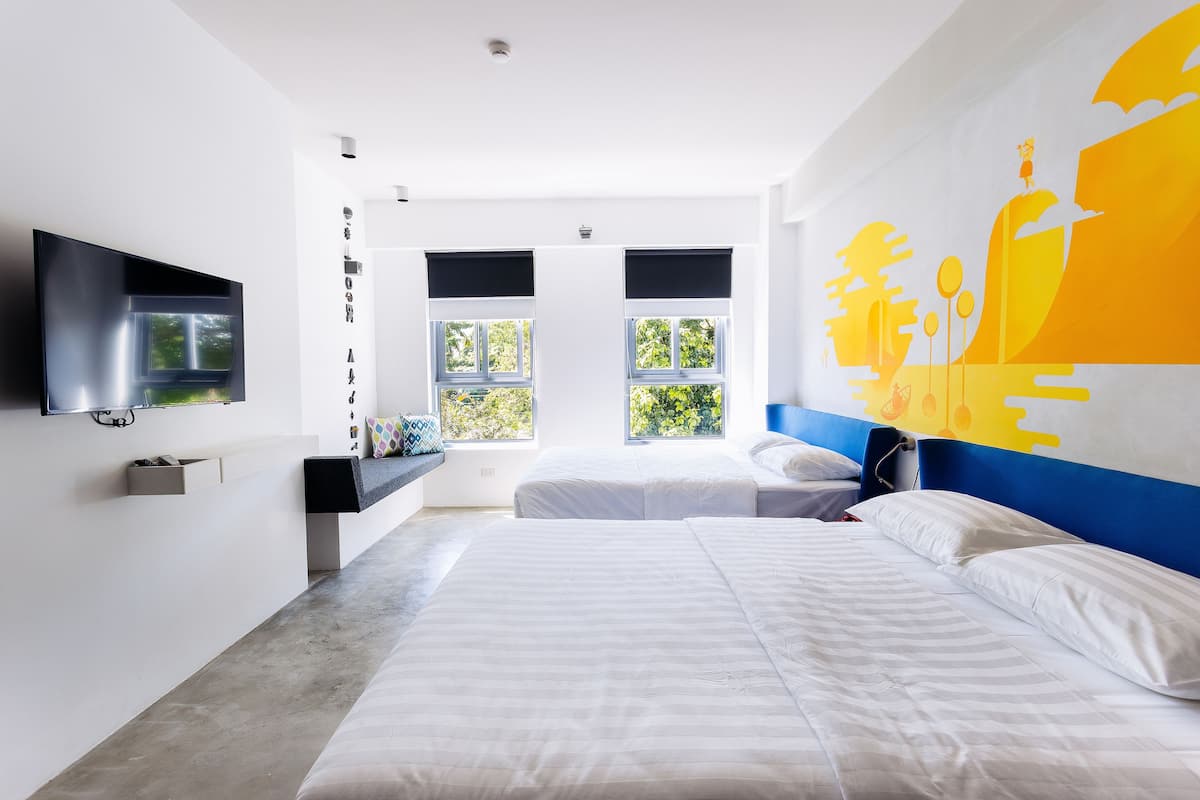 premiere twin | premium bedding, in-room safe, desk, free wifi