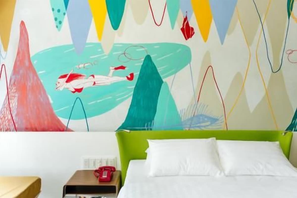 Premium bedding, in-room safe, desk, free WiFi