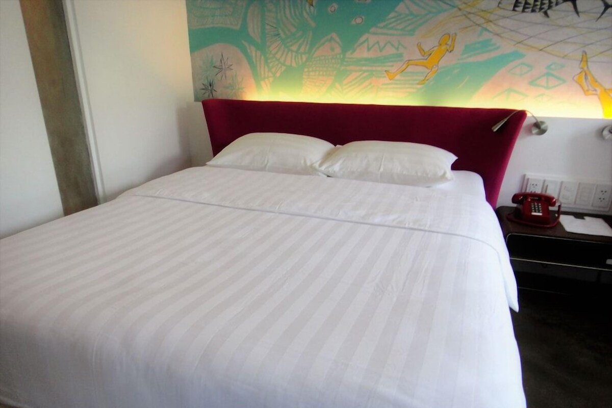 Premium bedding, in-room safe, desk, free WiFi