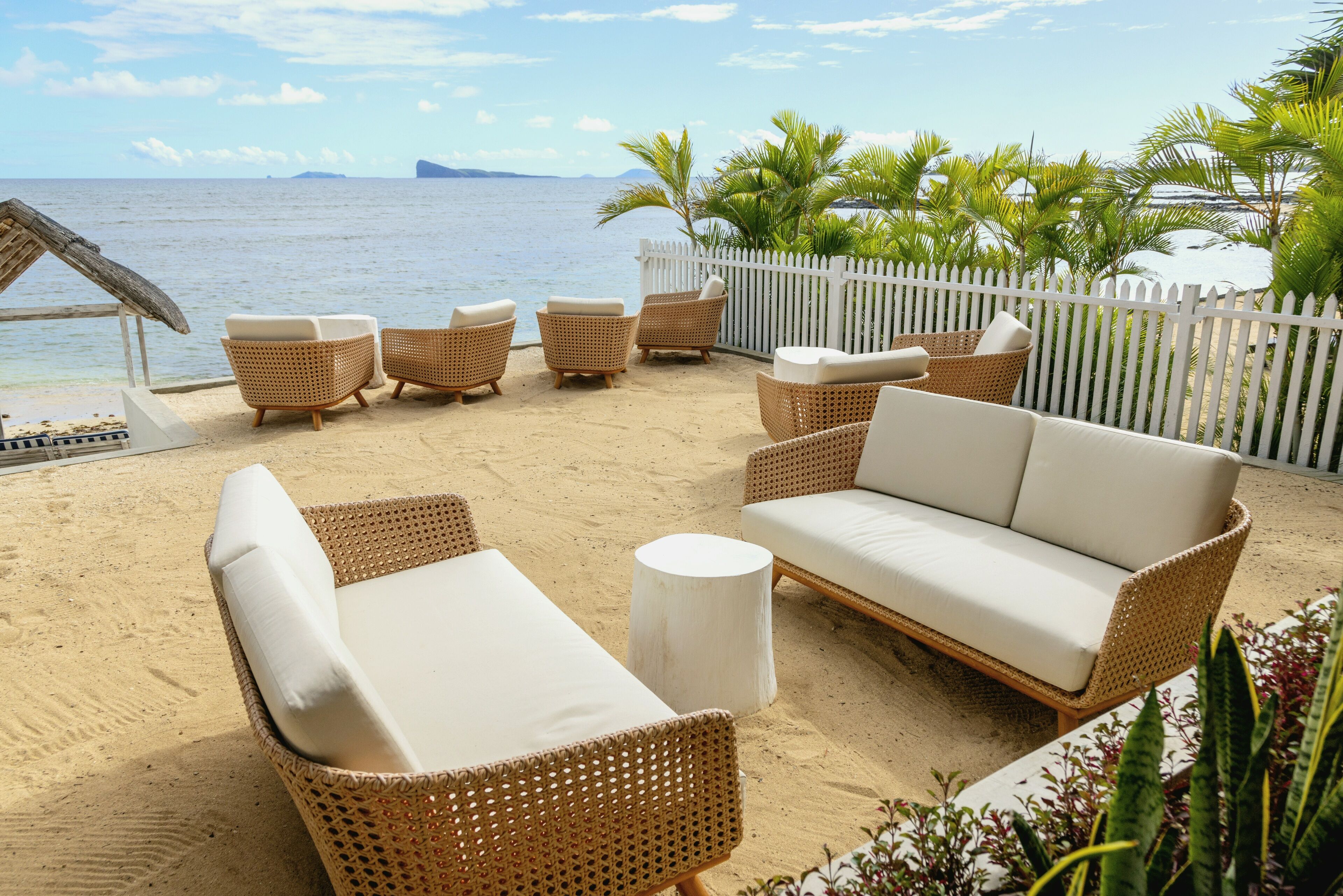 2 bars/lounges, lobby lounge