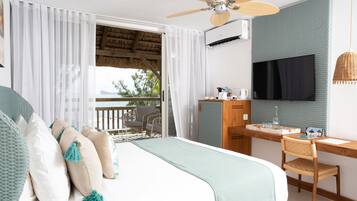 Suite, vista mare | Biancheria da letto di alta qualità, minibar, una cassaforte in camera