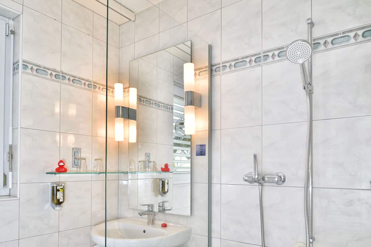 deluxe double room, balcony (guest house) | bathroom | shower, hair dryer, towels