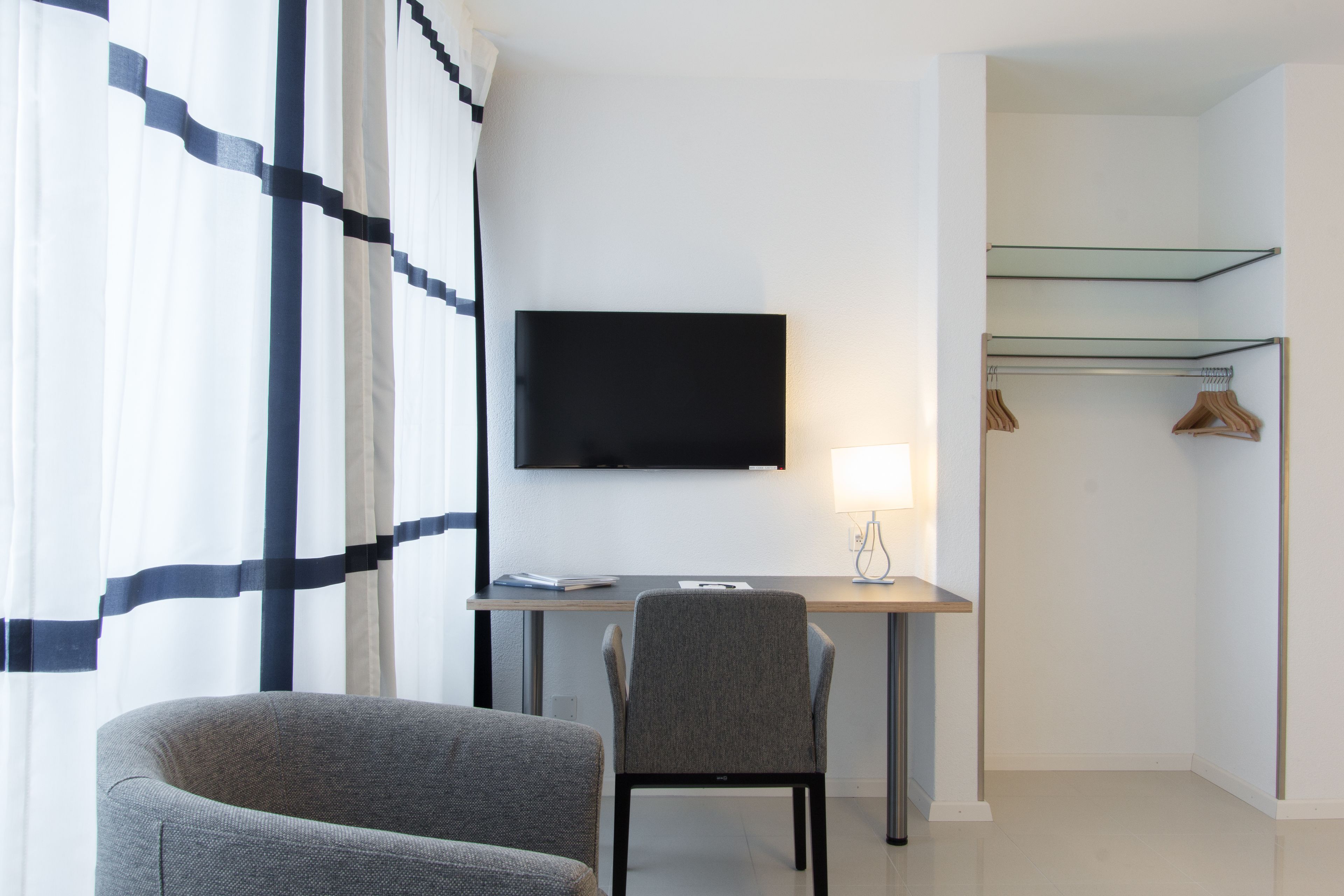 deluxe double room | living area | flat-screen tv