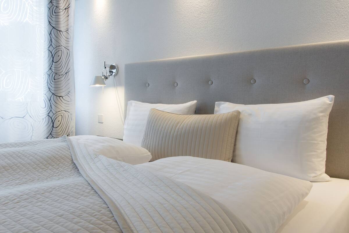 comfort room | in-room safe, desk, soundproofing, free wifi