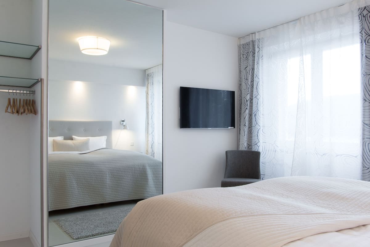 Quarto conforto | Cofres nos quartos, escrivaninha, quartos à prova de som