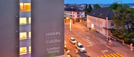 A hotel with a prominent '6' sign, a café/bar, and live music/dancing.