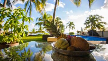 Alberca al aire libre y camastros