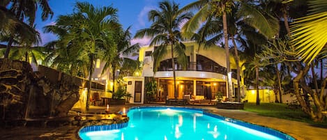 Outdoor pool, pool loungers