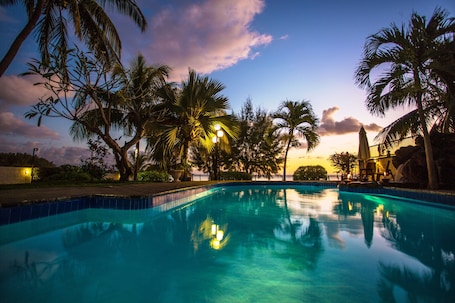 Piscina externa, espreguiçadeiras. La Maison de la Plage