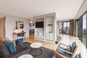 Minibar, caja de seguridad en la habitación y escritorio 