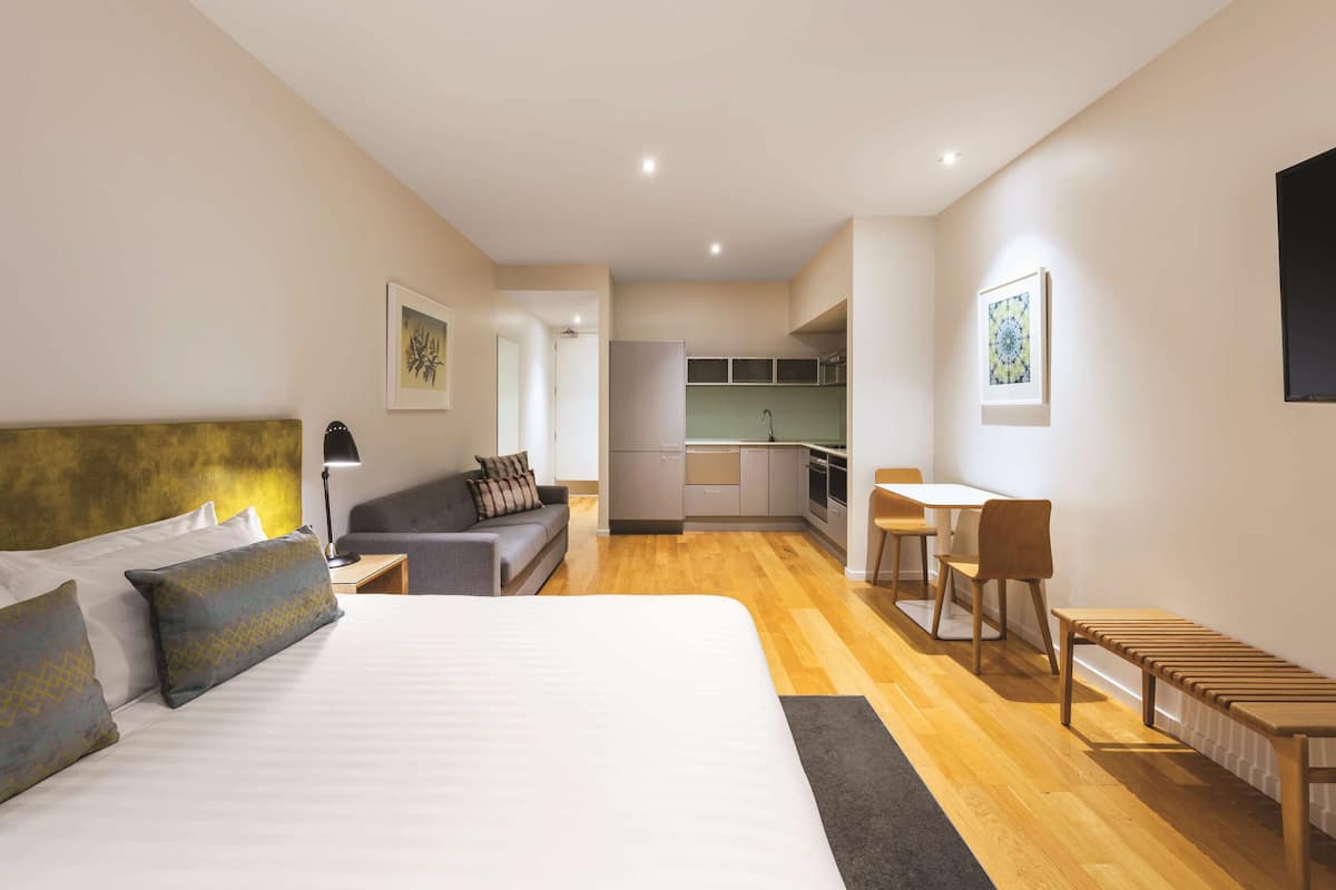 1 Bedroom Apartment | 3 bedrooms, minibar, in-room safe, desk