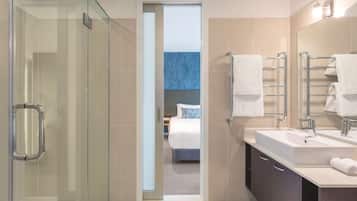 Appartamento, 2 camere da letto (Queen and Twin) | Bagno | Doccia, set di cortesia gratuito, asciugacapelli, asciugamani