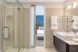 Apartment, 2 Schlafzimmer (Queen and Twin) | Badezimmer | Dusche, kostenlose Toilettenartikel, Haartrockner, Handtücher