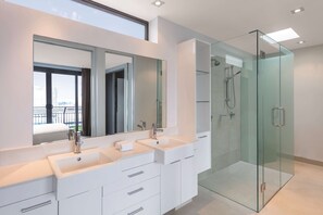 Apartamento Premier, 2 habitaciones | Baño | Ducha, artículos de higiene personal gratuitos y secador de pelo