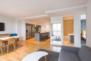 Apartment, 2 Bedrooms (Queen and Twin) | Minibar, in-room safe, desk, soundproofing - Adina Apartment Hotel Auckland Britomart (Auckland)