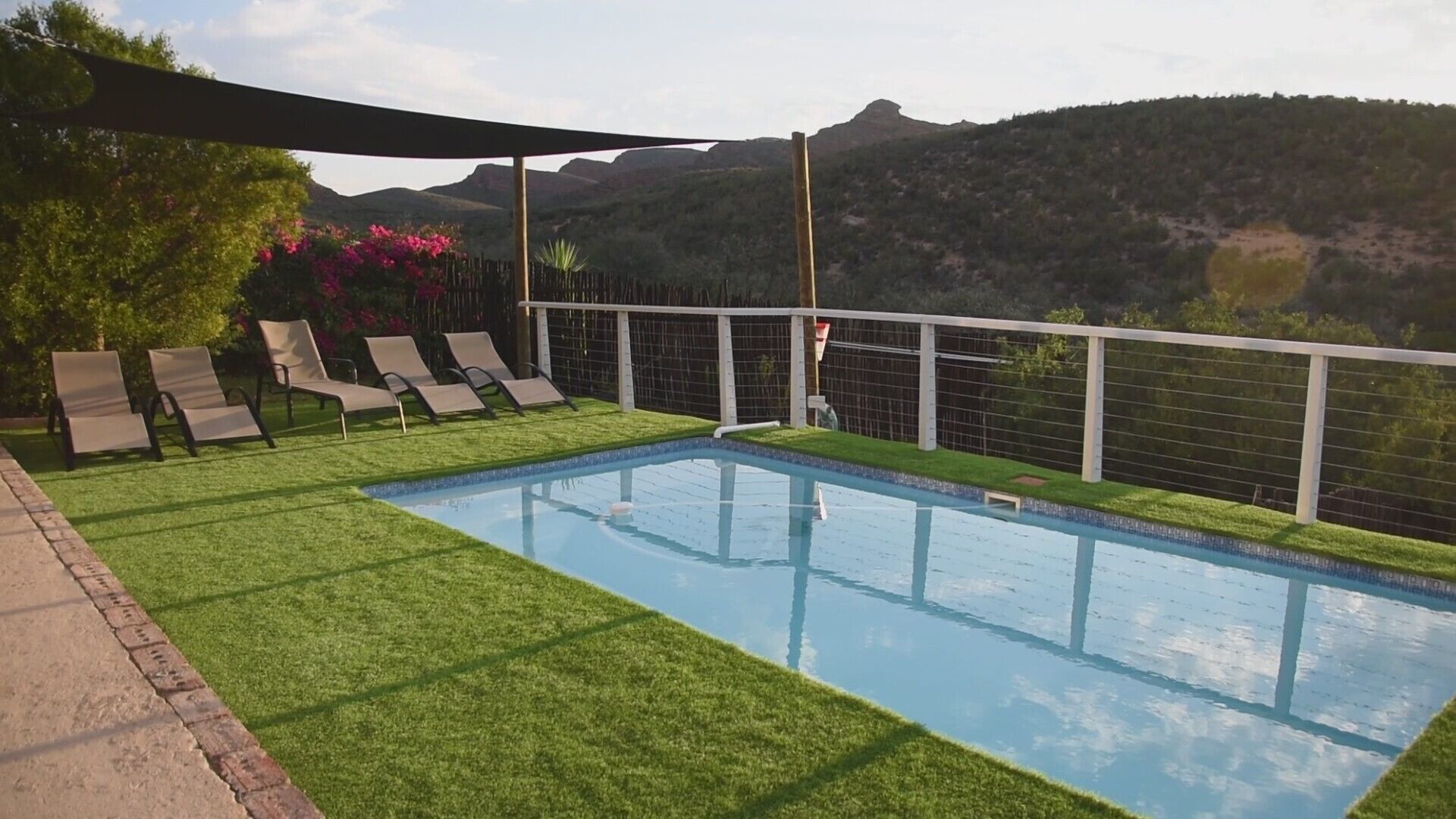 Kolam renang outdoor, dengan kursi berjemur