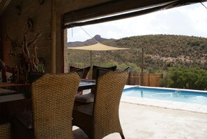 Breakfast and dinner served, local and international cuisine - Zwartberg View Mountain Lodge (Oudtshoorn)