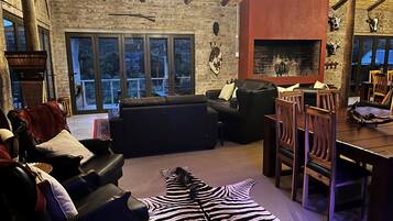 Breakfast and dinner served, local and international cuisine