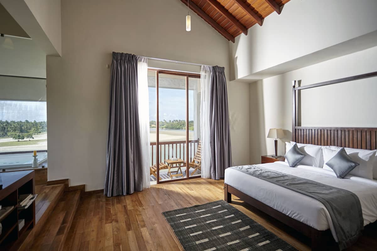 junior suite, 1 bedroom, river view | minibar, in-room safe, desk, soundproofing