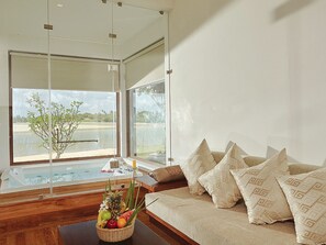 미니바, 객실 내 금고, 책상, 방음 설비