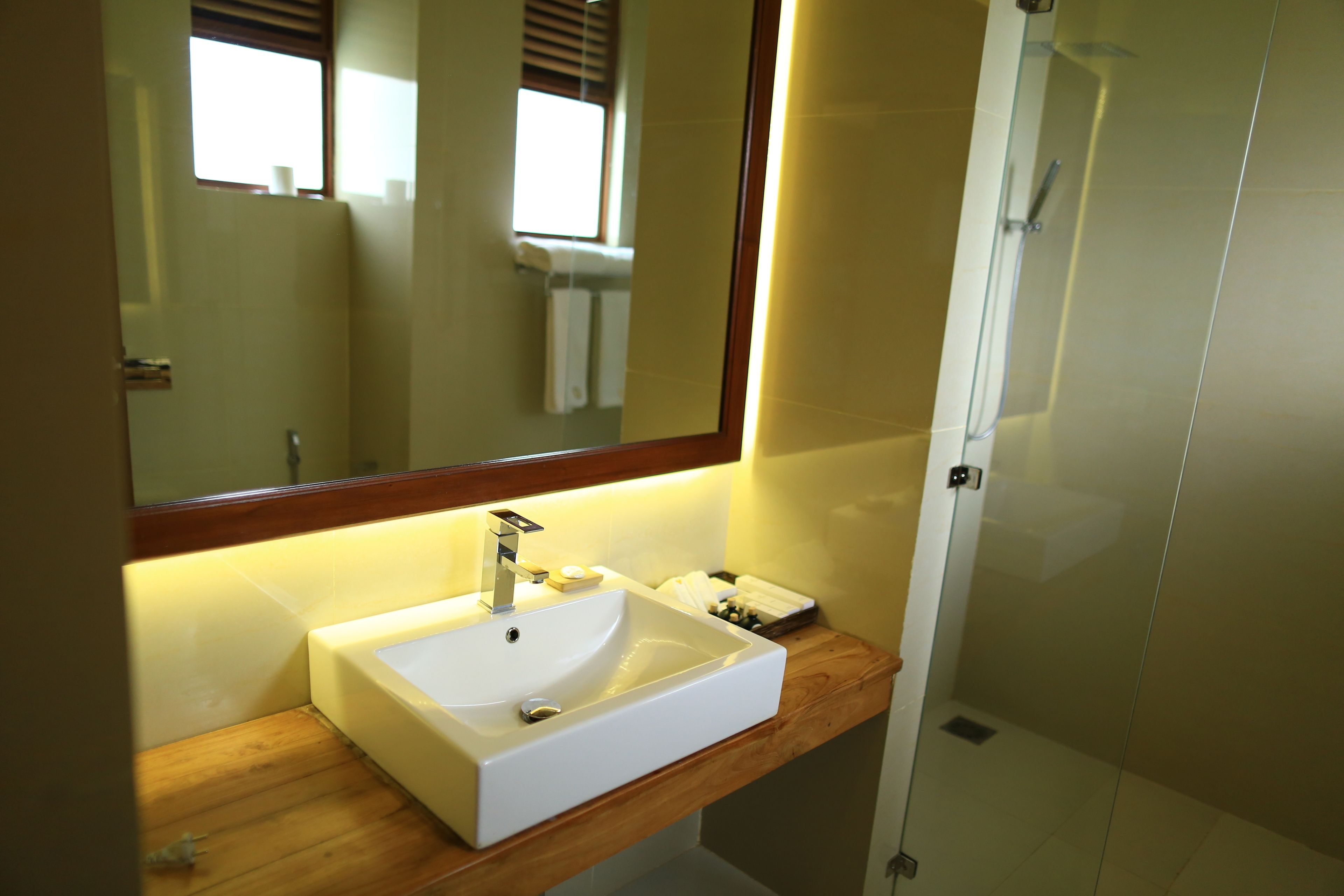 junior suite, 1 bedroom, river view | bathroom | shower, free toiletries, hair dryer, bathrobes