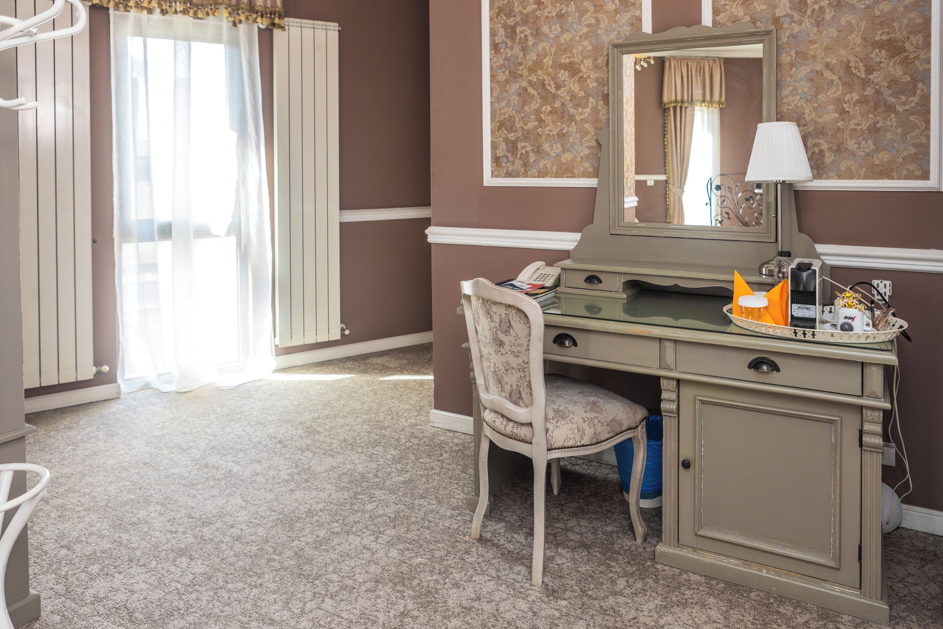 luxury suite, hot tub, city view | premium bedding, minibar, in-room safe, individually decorated