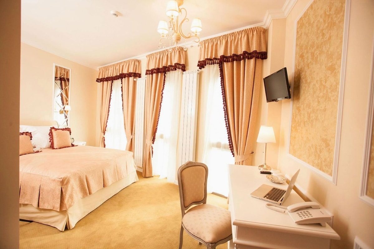 Premium bedding, minibar, in-room safe, desk
