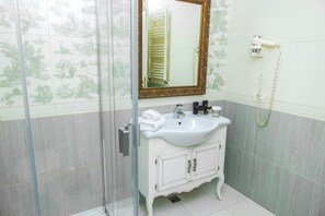 Luxury Suite, Hot Tub, City View | Bathroom - Villa Boutique Lafayette (Bucharest)