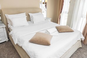 Standard Double Room, City View | Premium bedding, minibar, in-room safe, individually decorated - Villa Boutique Lafayette (Bucharest)