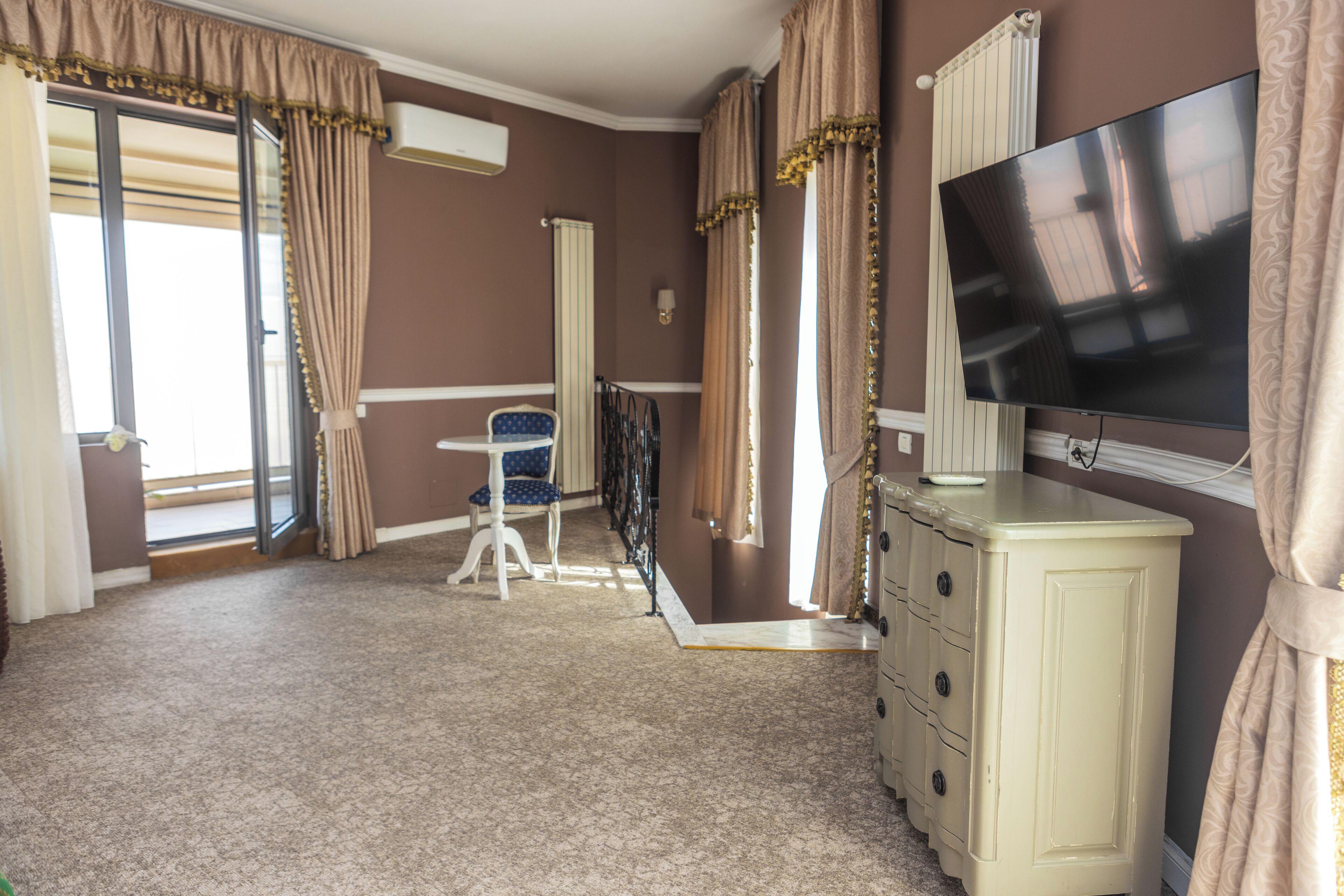 luxury suite, hot tub, city view | premium bedding, minibar, in-room safe, individually decorated