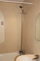 Ducha y bañera combinadas y toallas