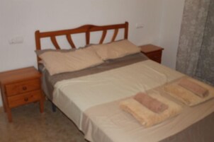 2 dormitorios, cortinas opacas, tabla de planchar con plancha