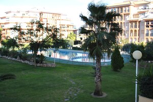Una piscina al aire libre, tumbonas