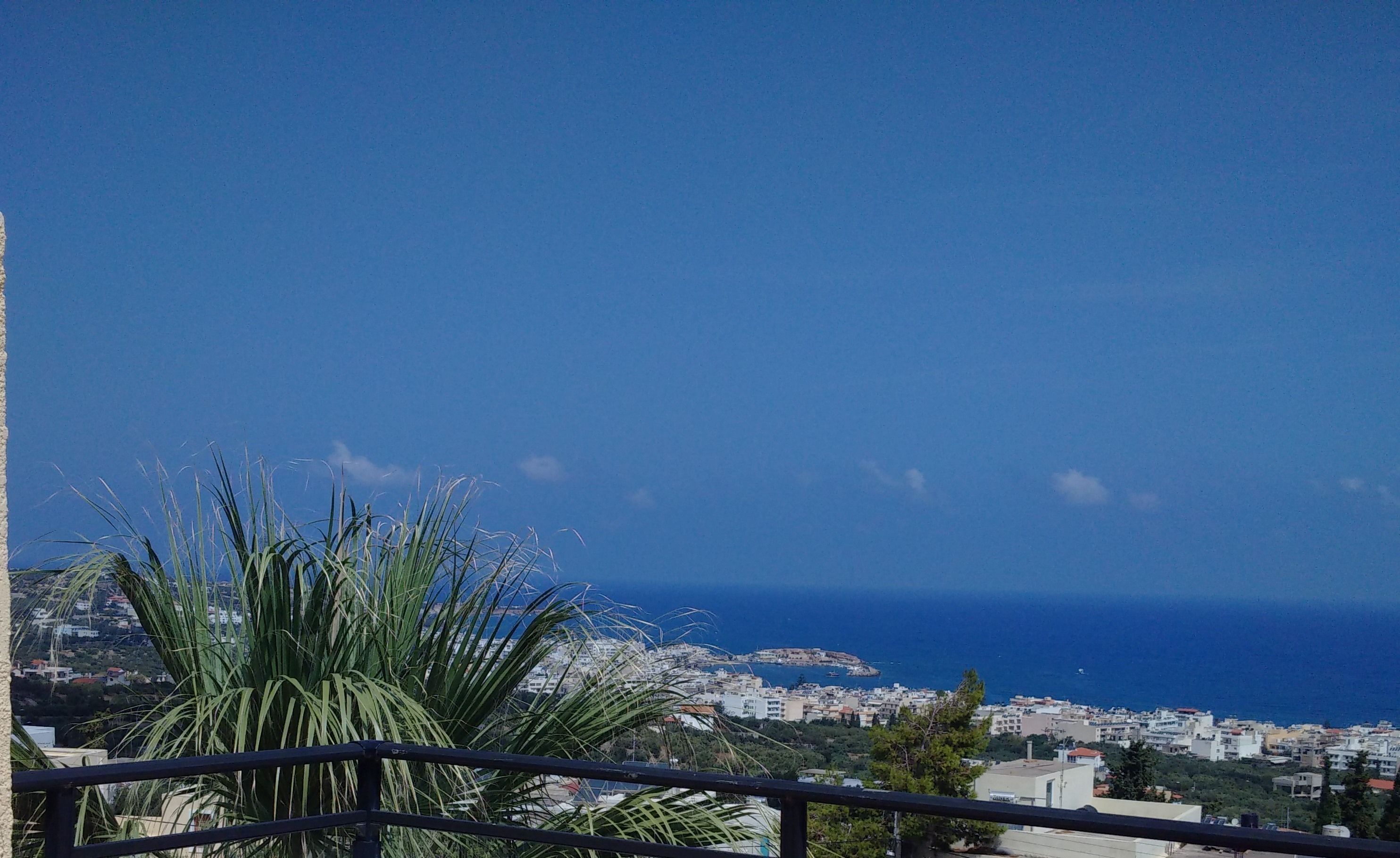 Un paisaje urbano costero con una vista despejada del mar y edificios a lo lejos.