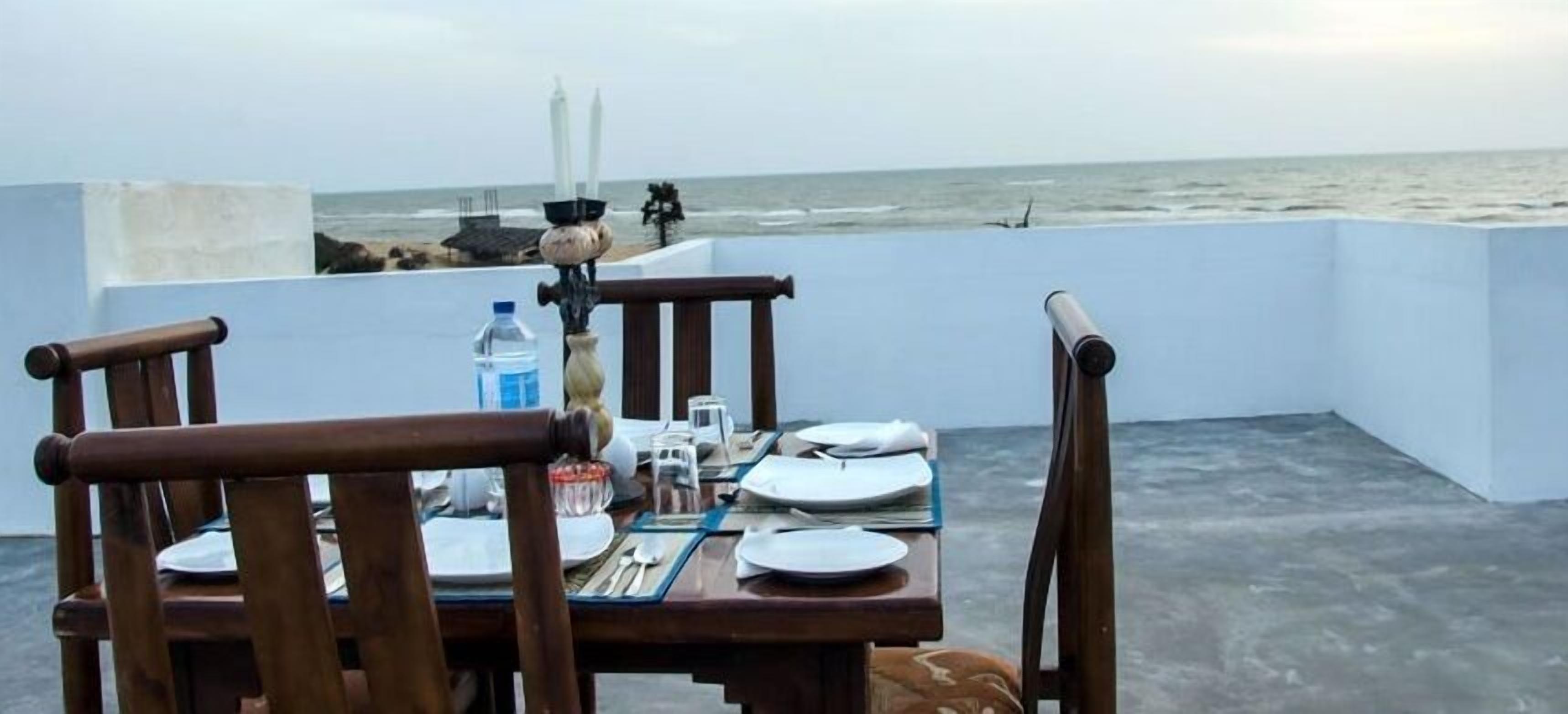 Een tafel voor twee met uitzicht op zee.