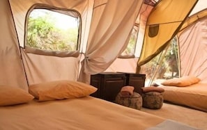 Tenda Standar | Meja kerja, setrika/meja setrika, dan tempat tidur bayi gratis