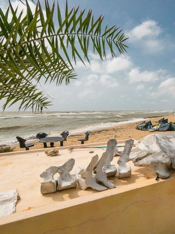 Di pantai, pasir putih, bersiar-siar dengan motobot