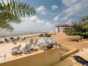 Di pantai, pasir putih, dan naik kapal motor