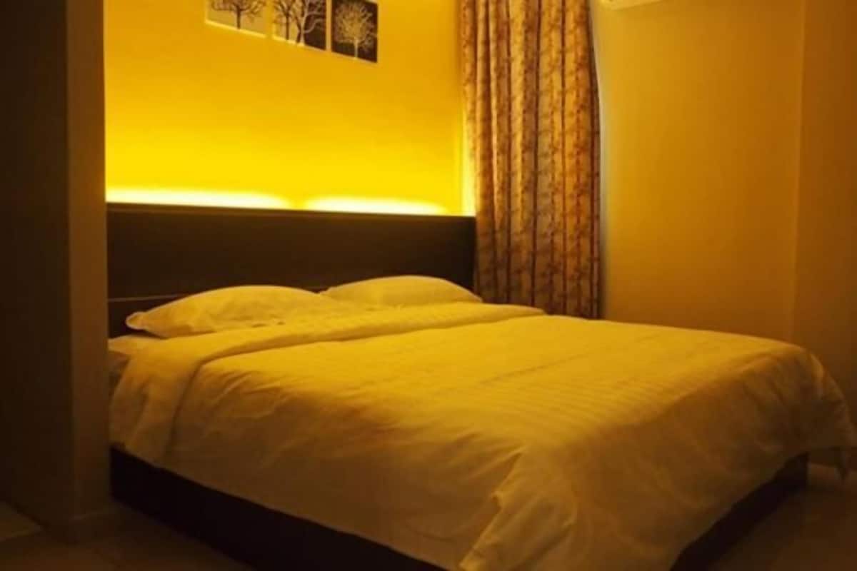 Desk, iron/ironing board, rollaway beds, free WiFi