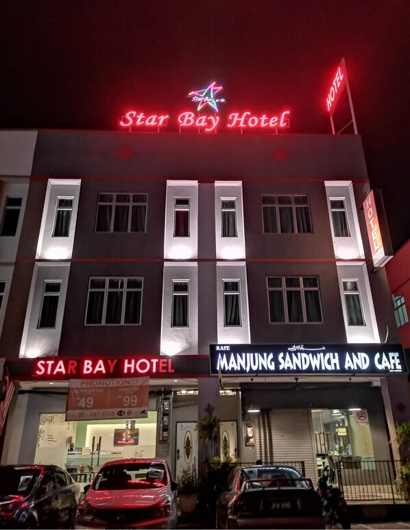 The exterior of Star Bay Hotel with a sign for Manjung Sandwich and Cafe below. - Star Bay Hotel (Lumut)