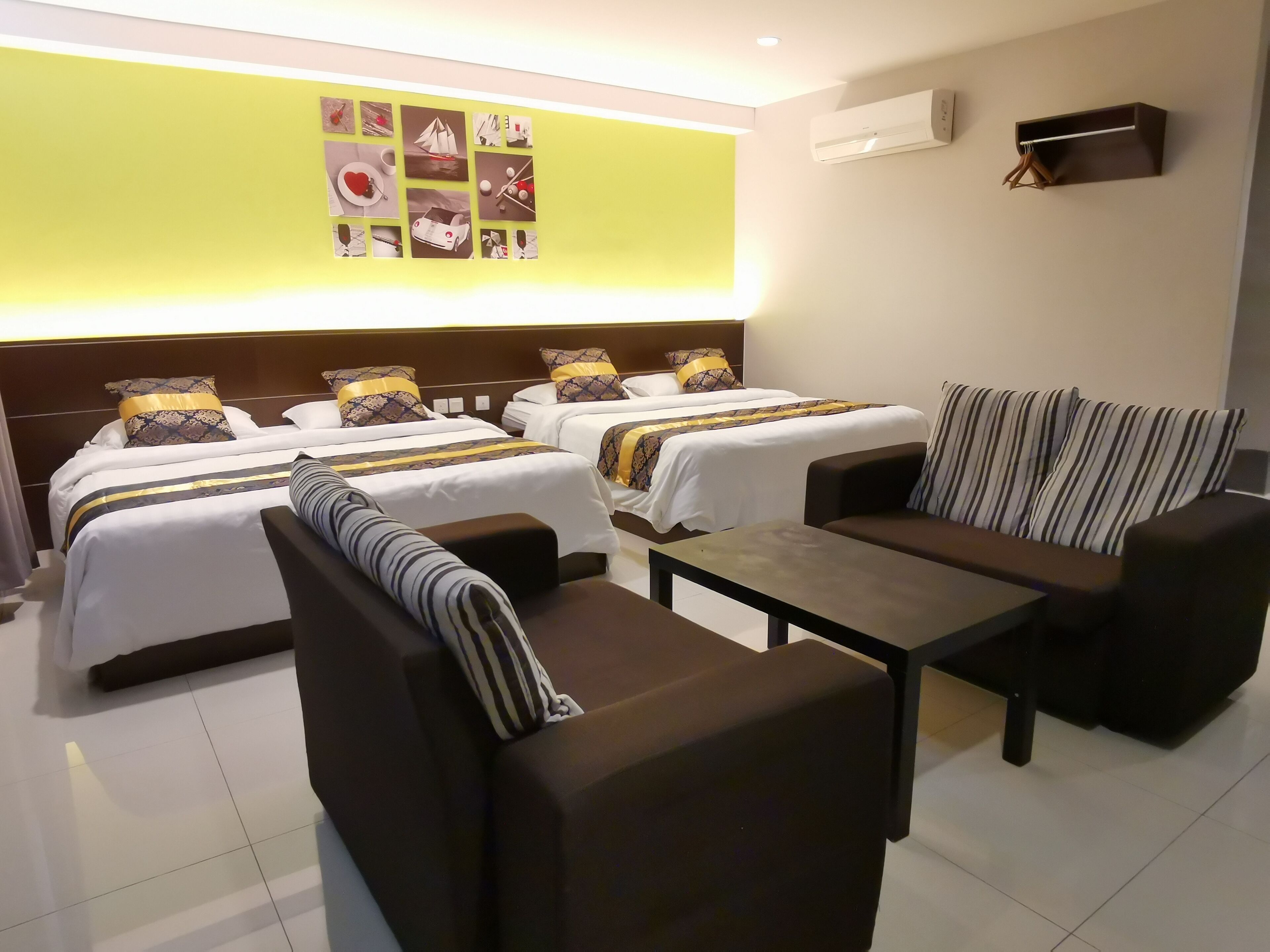 Superior Family | Desk, iron/ironing board, rollaway beds, free WiFi
