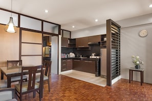 One Bedroom Superior Suite | In-room dining - Tropicana Suites (Manila)