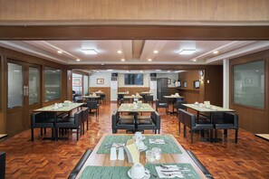 Desayuno a la carta diario (PHP 600 por persona)