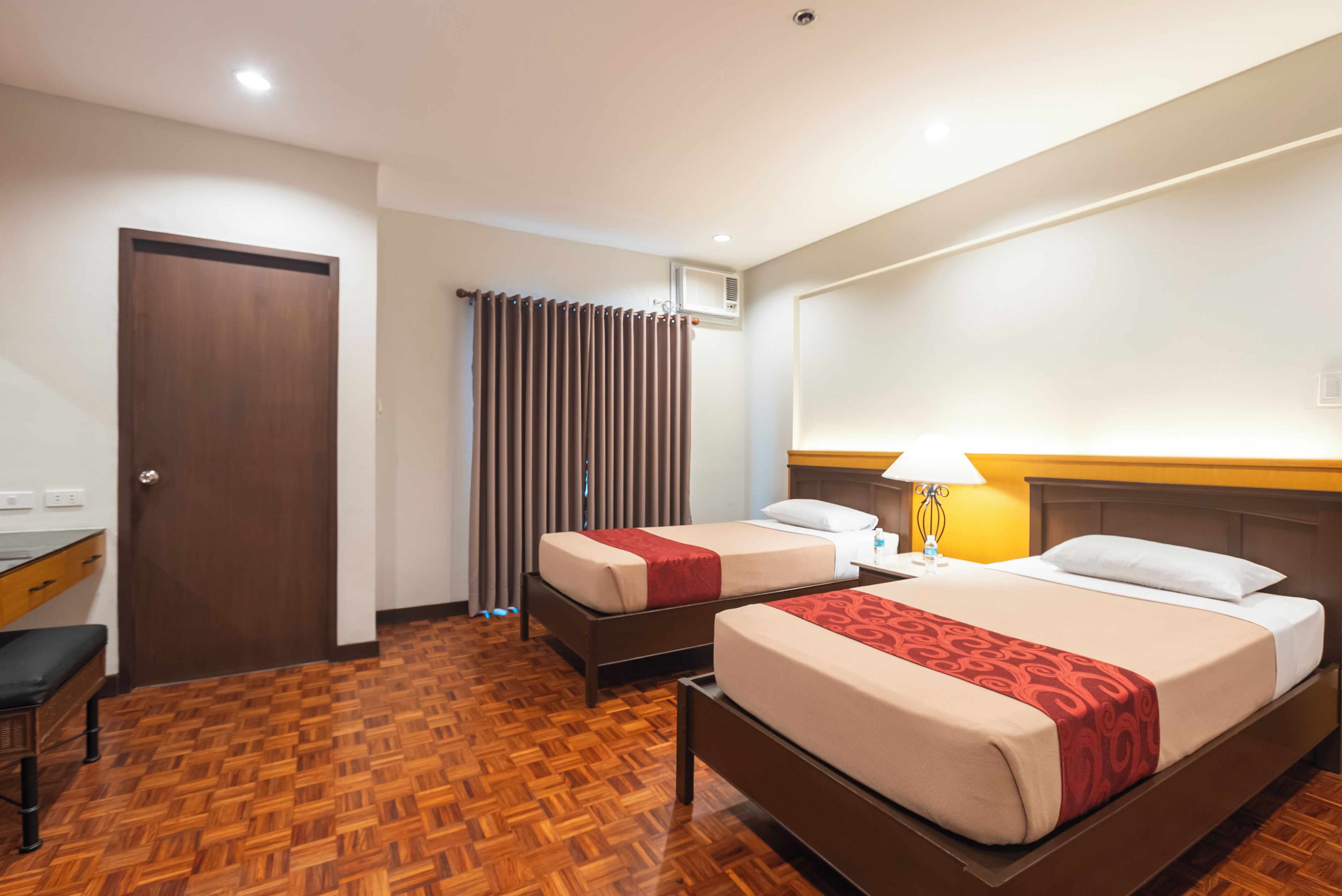 Suite, 2 chambres | Coffre-fort, accès au Wi-Fi (inclus), literie fournie